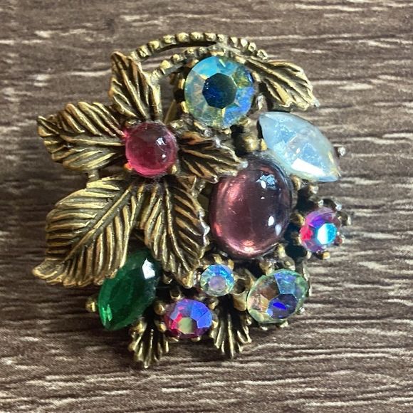 Vintage Gold Tone Un Signed Clip On Earrings - Picture 2 of 9